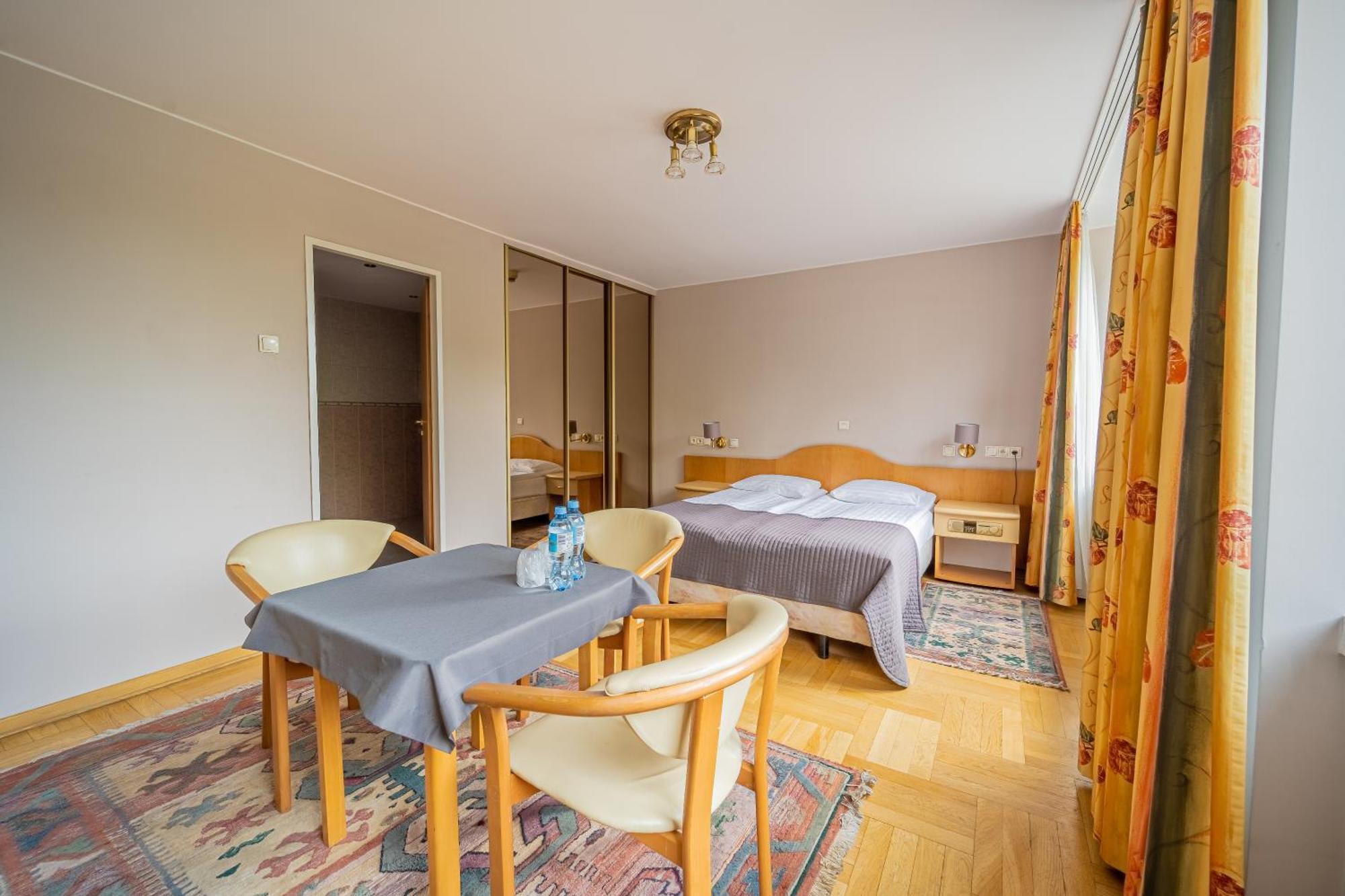 Hotel Mazowiecki Lodz Exteriör bild